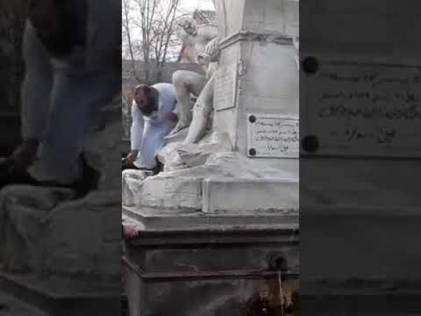 بالفيديو: الجزائر.. ملتحي يخرب تمثال امرأة بولاية سطيف