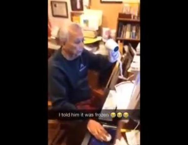 بالفيديو: شاهد ماذا فعل هذا العجوز عندما "تجمّد" الكمبيوتر