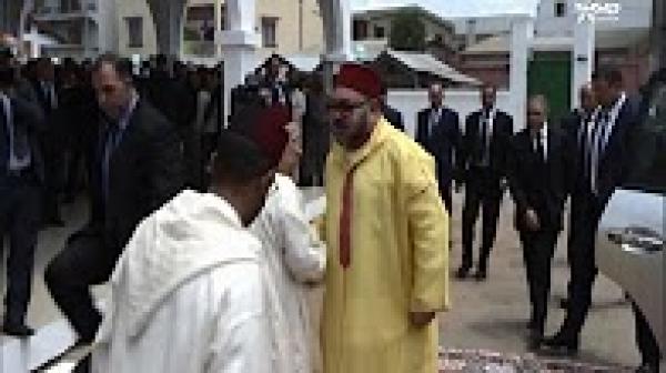 لحظة وصول الملك محمد السادس لمسجد أنتاناناريفو لأداء صلاة الجمعة