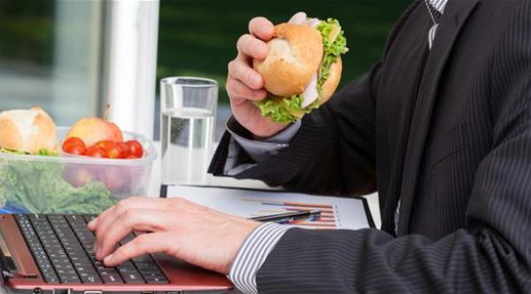 لهذا السبب يجب التوقف عن تناول الطعام على المكتب