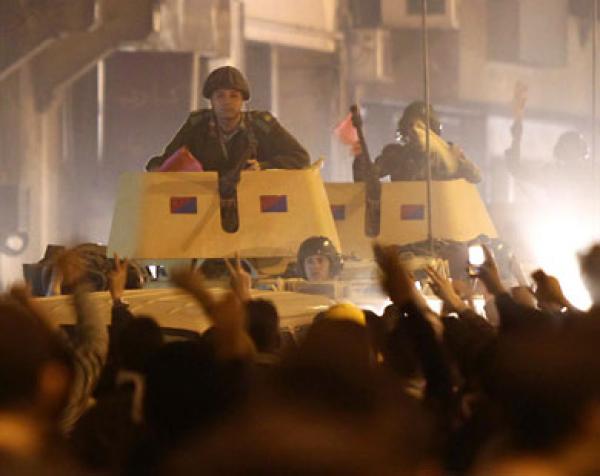 الجيش ينتشر في شوارع مصر  