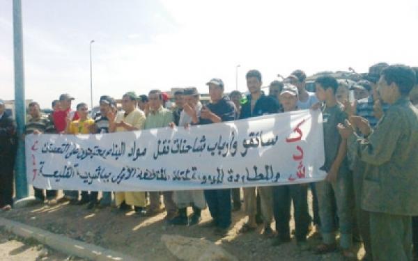 سائقو الشاحنات بالقليعة يتظاهرون احتجاجا على منعهم من عرض بضاعتهم 