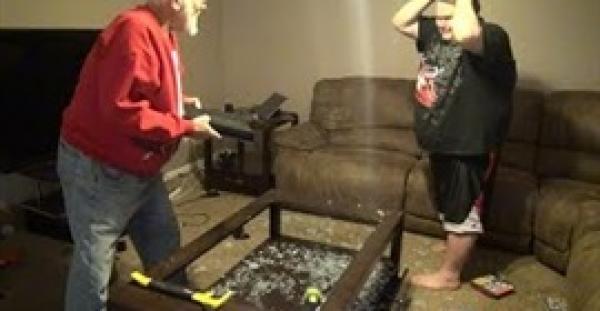 بالفيديو.. عجوز يعاقب حفيده بتدمير الـ«بلاي ستيشن» بالمطرقة