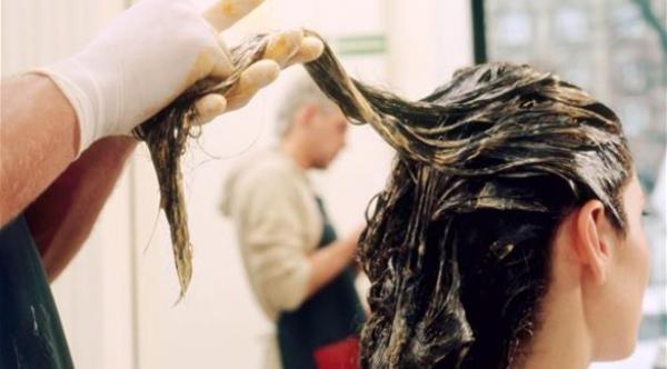 دراسة سويدية: صبغات الشعر لاتزال تهدد بالسرطان