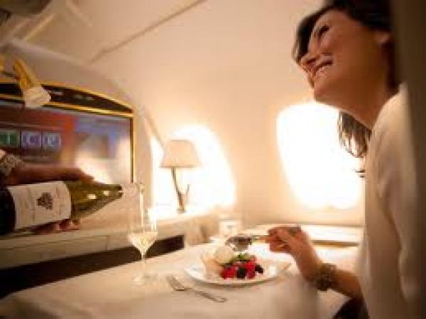 دراسة: السفر المتكرر بالطائرة يسبب السمنة