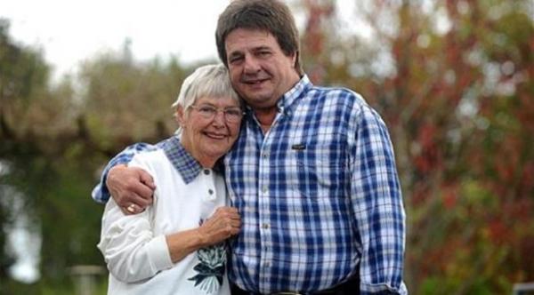 أم وابنها يلتقيان بعد 57 عاماً بفضل التواصل الاجتماعي