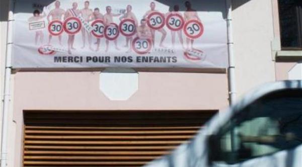 أعضاء مجلس بلدي "يتعرون" لتخفيف سرعة السيارات