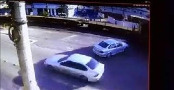 بالفيديو.. رجل يمشي على القضبان لم ينتبه الى القطار فكانت الفاجعة