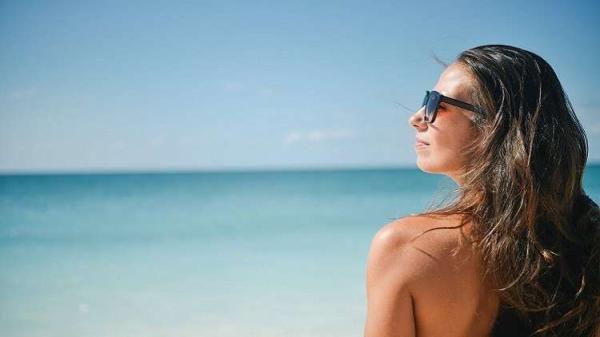 كيف تقي نفسك من سرطان الجلد في موسم البحر؟