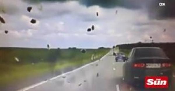 بالفيديو.. لحظة انقلاب سيارة 12 مرة على الطريق