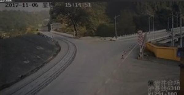 بالفيديو.. تصادم يطيح بقائد دراجة نارية