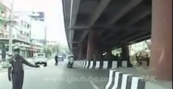 بالفيديو.. شرطي يتصدى لسائق دراجة نارية على طريقة «جاكي شان»