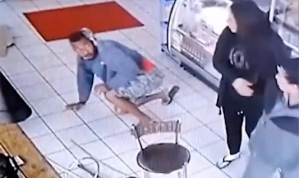 امرأة تُلقن رجلا تحرش بها درسا لن ينساه (فيديو)