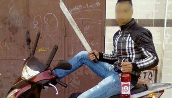 اعتقال 4 "مشرملين" بفاس نشروا صوراً يتباهون بحمل السيوف و تعاطي المخدرات