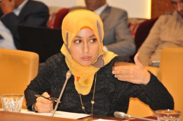 برلمانية بيجيدية تدعو "قشيبل" لمتابعة المراقبين الذين ضبطوا هواتف نقالة في الامتحان