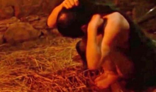 بالفيديو: صينيان يحبسان ابنهما داخل حظيرة لمدة 23 عاماً