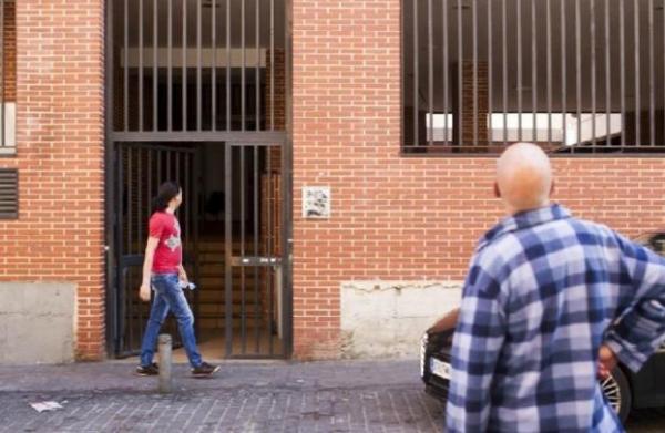 فقط ذهبت الى العمل..مغربي يستغل خروج اسبانية من منزلها ليبيعه الى روماني مقابل 500 أورو.. تفاصيل مُثيرة للغاية!!