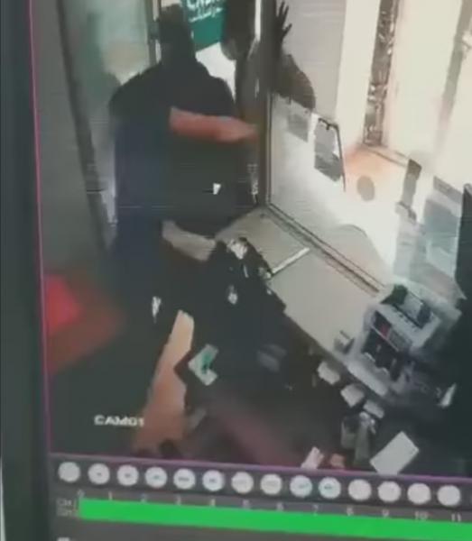 فيديو سرقة وكالة لتحويل الأموال بالدارالبيضاء.. الأمن يعلن القبض على مواطن أجنبي متورط في الواقعة والبحث جار عن شريكه