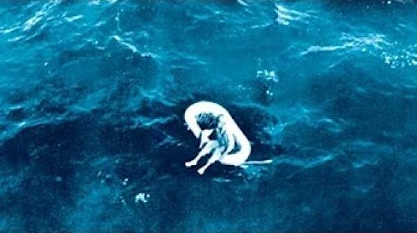 وُجدت هذه الفتاة في عرض البحر سنة 1961 وبعد عقود كشفت عن الحقيقة المذهلة..!!