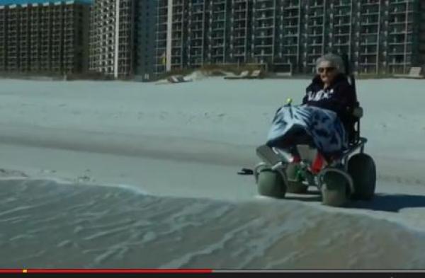 بالفيديو: امرأة ترى البحر لأول مرة في حياتها قبل عيد ميلادها الـ 101