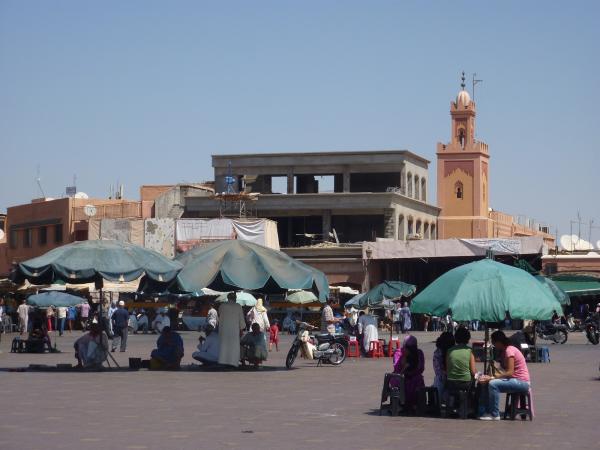 إصابة سائح تركي بالتهاب جلدي بعد نقش الحناء بجامع الفنا