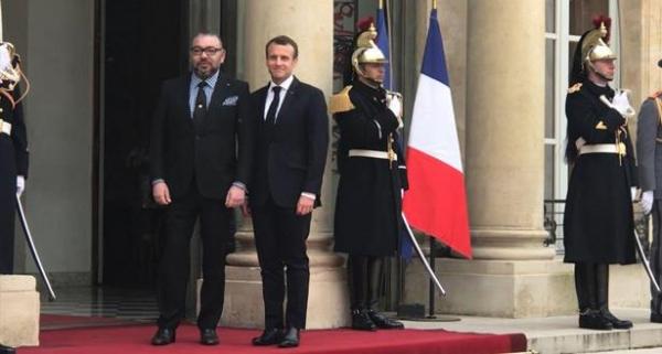 بالفيديو: استقبال رسمي للملك محمد السادس في قصر الإليزيه من طرف الرئيس الفرنسي