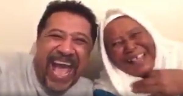 الشاب خالد في أول ظهور له رفقة والدته