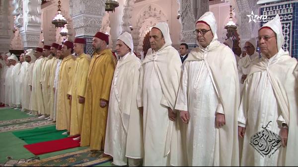 بالفيديو.. الشيخ عمر القزابري يؤم الملك محمد السادس ليلة القدر