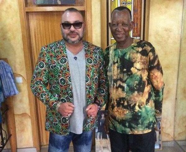 صورة .. الملك محمد السادس يزور "خياط المشاهير" بالعاصمة الإيفوارية أبيدجان