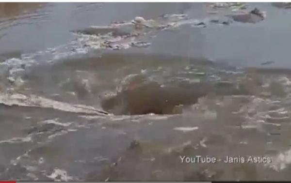 شاهد.. دوامة نهرية تبتلع كل ما يصادفها