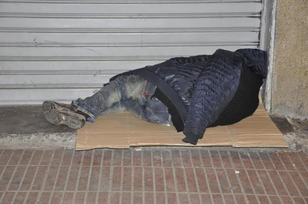 مأساة حقيقية...وفاة مشرد متجمدا من البرد بعد احتمائه ب"قادوس" بمراكش