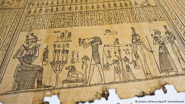 فك رموز ورقة فرعونية طولها أكثر من أربعة أمتار