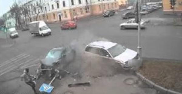 بالفيديو.. نجاة شاب من تصادم سيارتين وسقوط عامود في لحظة واحدة