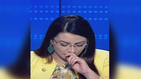 لحظة اختناق مذيعة تونسية على الهواء بسبب اصابتها بكورونا (فيديو)
