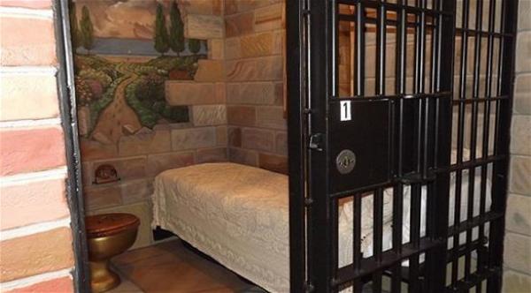 بالصور: سجن أمريكي يتحول لفندق يستقبل ضيوفه وراء القضبان