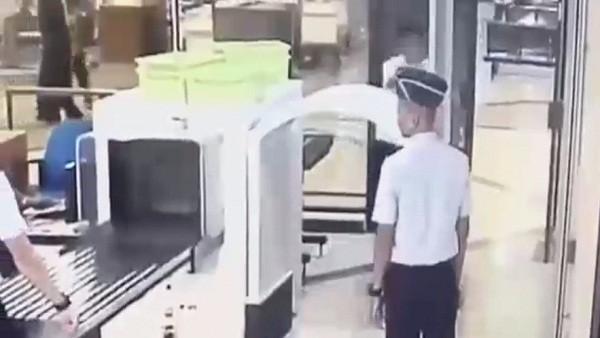 بالفيديو.. الطيار "السكران" يثير رعب الركاب