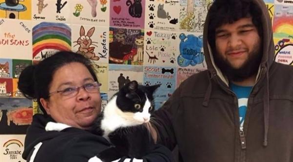 قط يعود لأصحابه بعد 10 سنوات من غيابه عنهم