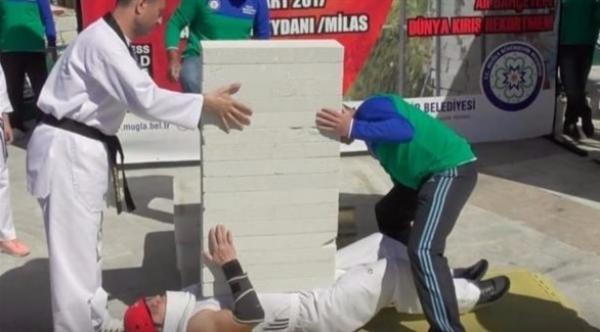 بالفيديو: تركي يحرز رقماً قياسياً في تحطيم 16 حجر بناء على صدره خلال ثوان