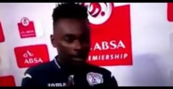 بالفيديو.. لاعب كرة قدم يرتكب خطأ فادحا ويشكر زوجته وحبيبته على الهواء