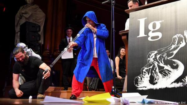 تعرف على أغرب الجوائز العالمية.. "إيغ نوبل" للحماقة العلمية!