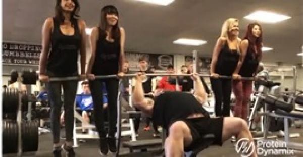 بالفيديو.. رجل يستبدل الحديد بـ4 فتيات في رفع الأثقال