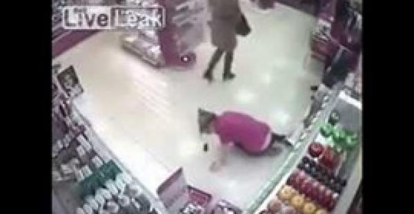 بالفيديو.. شاهد معركة ضارية بين رجلين صفع أحدهما فتاة