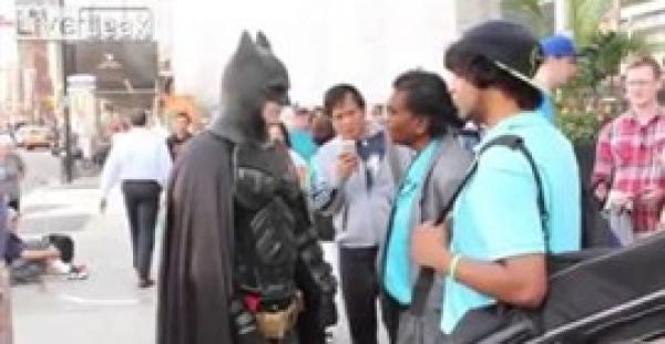 بالفيديو.. رجل مجنون يثير غضب باتمان الكندي