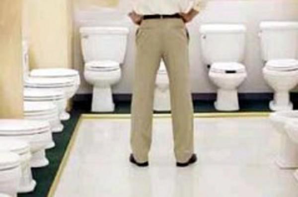 هل يجوز أن يبول الإنسان واقفا ؟