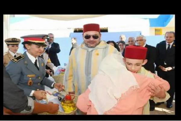 عناق بين ولي العهد ومواطنة تحت نظرات الملك