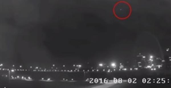بالفيديو.. عامل نظافة يرصد جسما غريبا في السماء