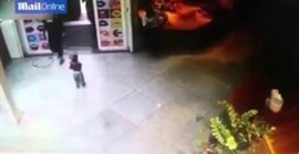 بالفيديو.. لحظة تخلي أبوين عن طفلهما داخل متجر