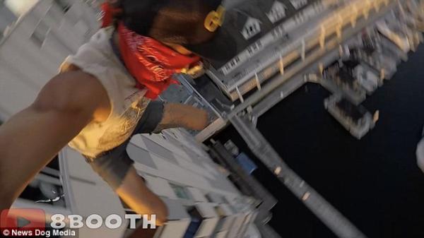 بالفيديو والصور.. متهور يلقي بنفسه من أعلى مبنى