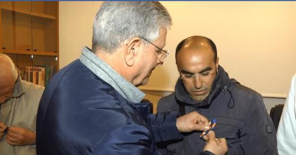 وسام من  الرئيس الإيطالي لبائع متجول مغربي أنقذ طبيبة من الموت (فيديو)