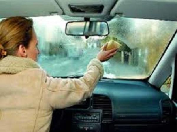 أسهل طرق إزالة الضباب من زجاج السيارة